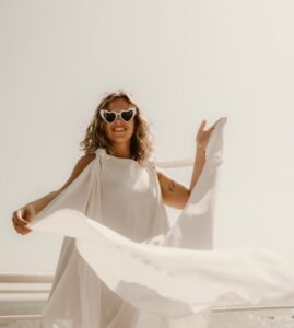 Noeud épaule mousseline robe courte paillettes