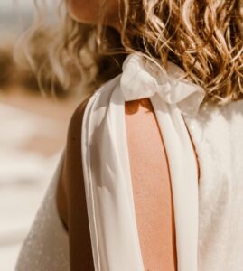 Noeud épaule mousseline robe courte paillettes