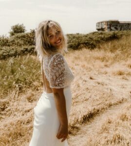 robe de mariée décolleté dos triangle attache nuque 44