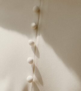robe de mariée petits boutons dos jupe moderne 44