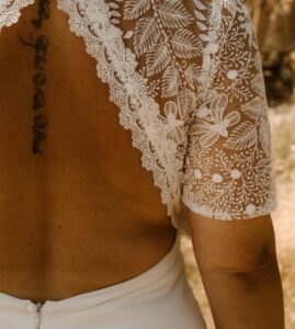 robe de mariée dentelle décolleté losange dos vannes
