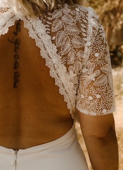 Robe de mariée moderne épurée dentelle minimaliste simple