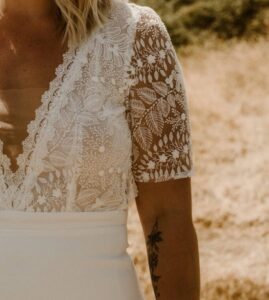 robe de mariée dentelle moderne manches coudes vannes