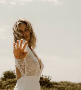 robe de mariée moderne original dentelle décolleté vannes