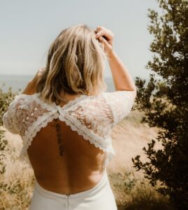 robe de mariée dentelle décolleté losange dos vannes