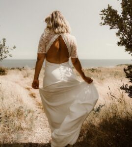 robe de mariée dentelle décolleté losange dos vannes