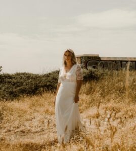robe de mariée dentelle moderne décolleté devant vannes
