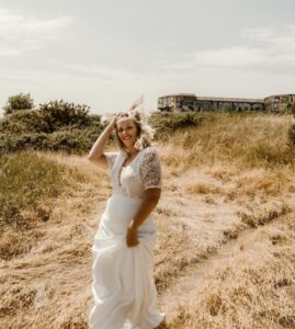 robe de mariée dentelle moderne décolleté devant vannes