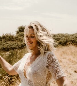 robe de mariée dentelle moderne décolleté devant vannes