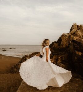 robe de mariée sur mesure moderne décolleté boutons Nantes