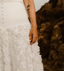 robe de mariée sur mesure moderne décolleté boutons Nantes