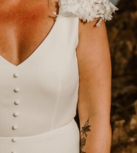 robe de mariée sur mesure moderne décolleté boutons Nantes