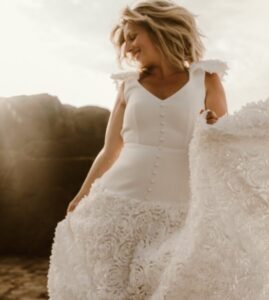 robe de mariée sur mesure originale décolleté boutons Nantes