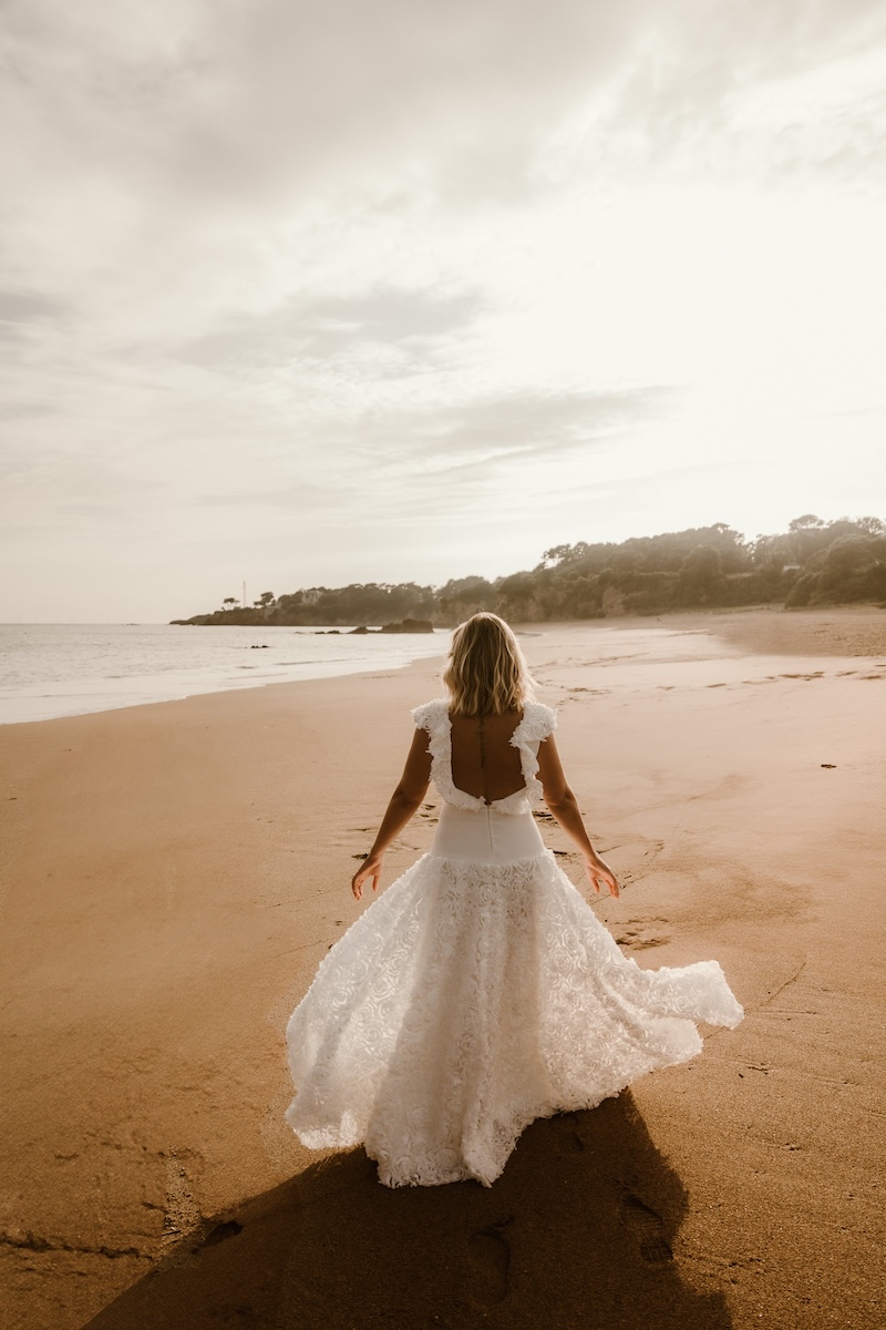 robe de mariée moderne originale décolleté dos volume jupe Nantes