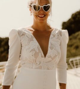 robe de mariée épurée décolleté manches boutons 44