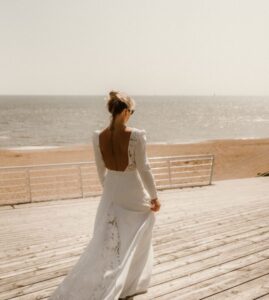 robe de mariée épurée décolleté carré manches 44