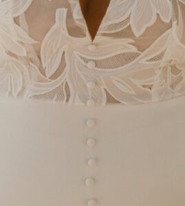 robe de mariée épurée décolleté petits boutons 44