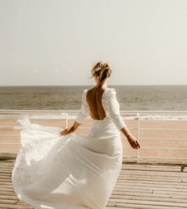 robe de mariée moderne carré traine dentelle 44
