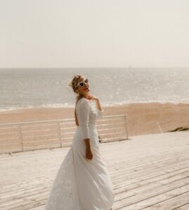 robe de mariée épurée décolleté carré manches 44