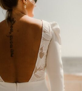 robe de mariée épurée décolleté carré manches 44