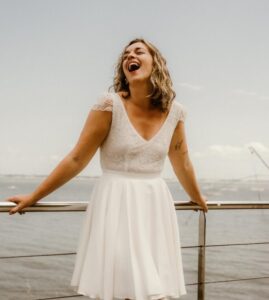 robe de mariée civil décolleté V dentelle paillettes 44