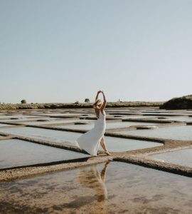 Robe de mariée simple décolleté dos fente devant