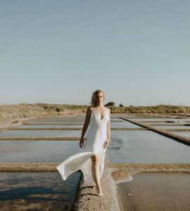 Robe de mariée simple décolleté dos fente devant