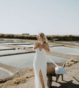 Robe de mariée simple décolleté dos fente devant