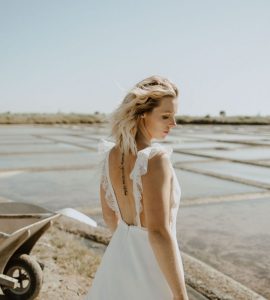Robe de mariée dentelle volants décolleté dos