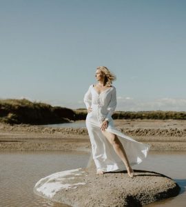 Robe de mariée manches longues bouffantes boutonnée fente