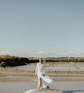 Robe de mariée manches longues bouffantes boutonnée fente