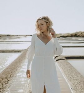 Robe de mariée manches longues bouffantes boutonnée fente