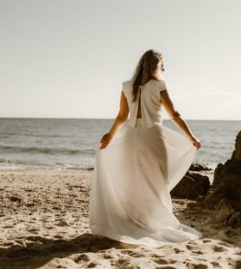 robe de mariée moderne tissu motif fleurs gaufré jupe volume petites manches Saint Nazaire