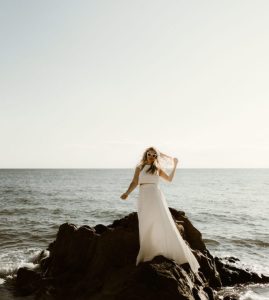 robe de mariée moderne tissu motif fleurs gaufré jupe volume petites manches Saint Nazaire