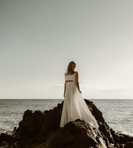 robe de mariée moderne tissu motif fleurs gaufré jupe volume petites manches Saint Nazaire