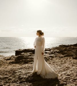 robe de mariée moderne dentelle manches col traine dentelle fente Nantes