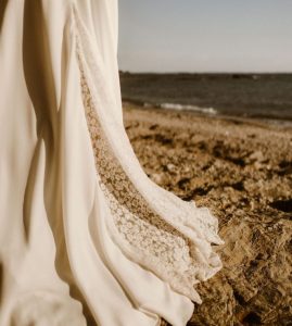 robe de mariée bohème dentelle manches col traine quille dentelle dos ouvert 44