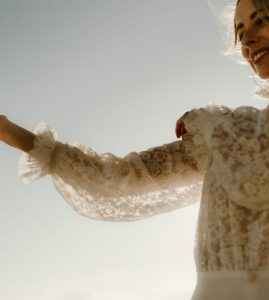 robe de mariée vintage dentelle manches longues col traine dos ouvert Saint Nazaire