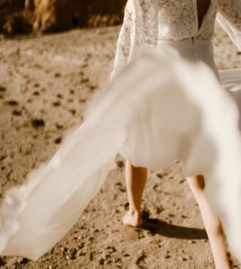 robe de mariée vintage dentelle manches longues col traine dos ouvert Saint Nazaire