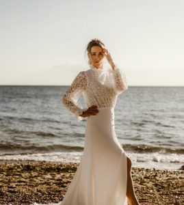 robe de mariée vintage dentelle manches longues col traine dos ouvert Saint Nazaire