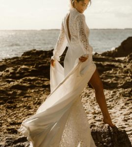 robe de mariée moderne dentelle manches col traine dentelle fente Nantes