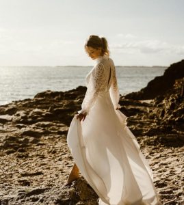 robe de mariée moderne dentelle manches col traine dentelle fente Nantes