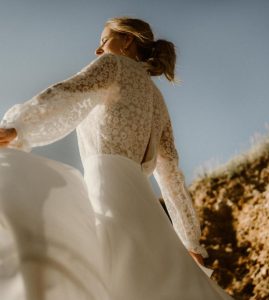 robe de mariée moderne dentelle manches col traine dentelle fente Nantes