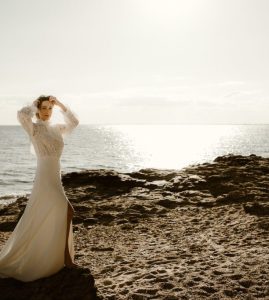robe de mariée moderne dentelle manches col traine dentelle fente Nantes