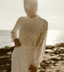 robe de mariée bohème dentelle manches col traine quille dentelle dos ouvert 44