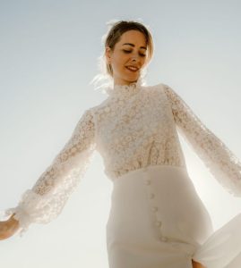 robe de mariée bohème dentelle manches col traine quille dentelle dos ouvert 44