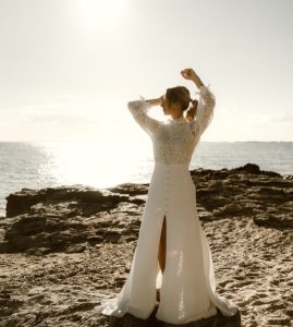 robe de mariée bohème dentelle manches col traine quille dentelle dos ouvert 44