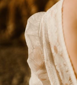 robe de mariée bohème décolleté dos manches 3/4 dentelle jupe fluide traine Nantes