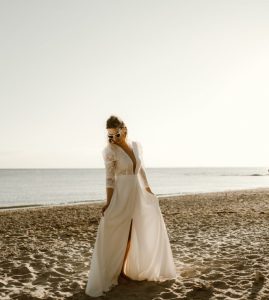 robe de mariée moderne décolleté devant manches bouffantes dentelle grosses fleurs 44