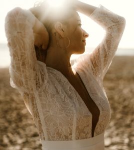 robe de mariée moderne décolleté devant manches bouffantes dentelle grosses fleurs 44